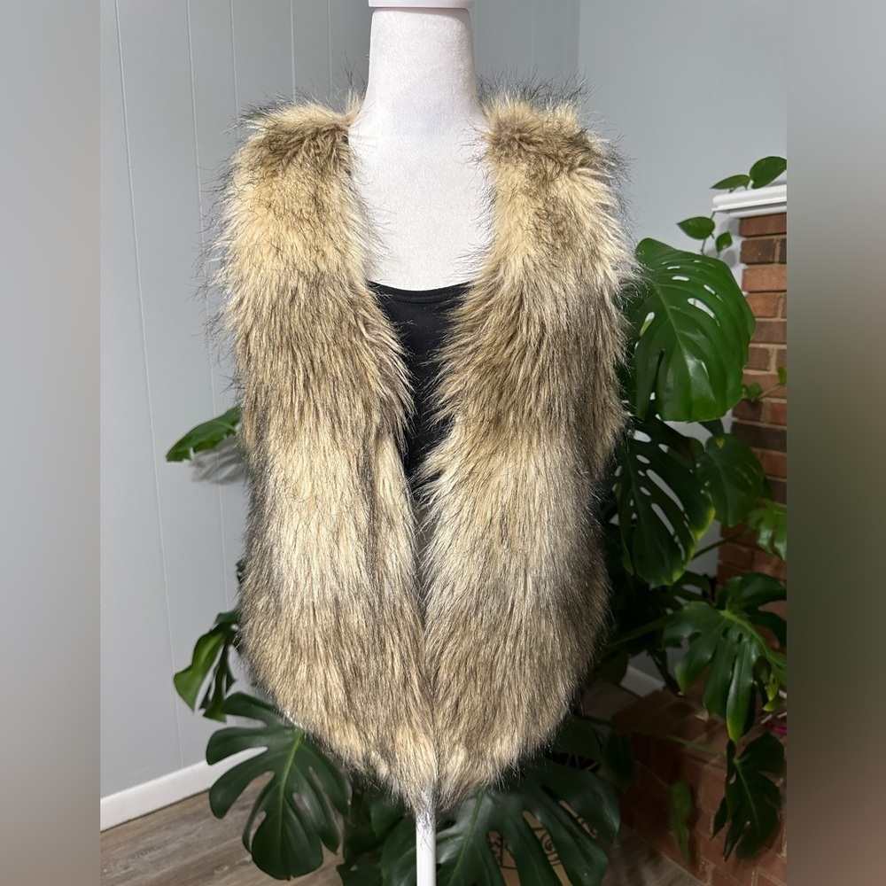 #3) Me Jane  Faux fur Vest Size L excellent condition